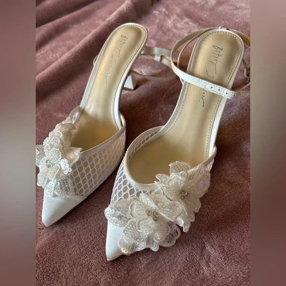 Betsey Johnson “Susie” White Floral Bridal Heels - Picture 3 of 4